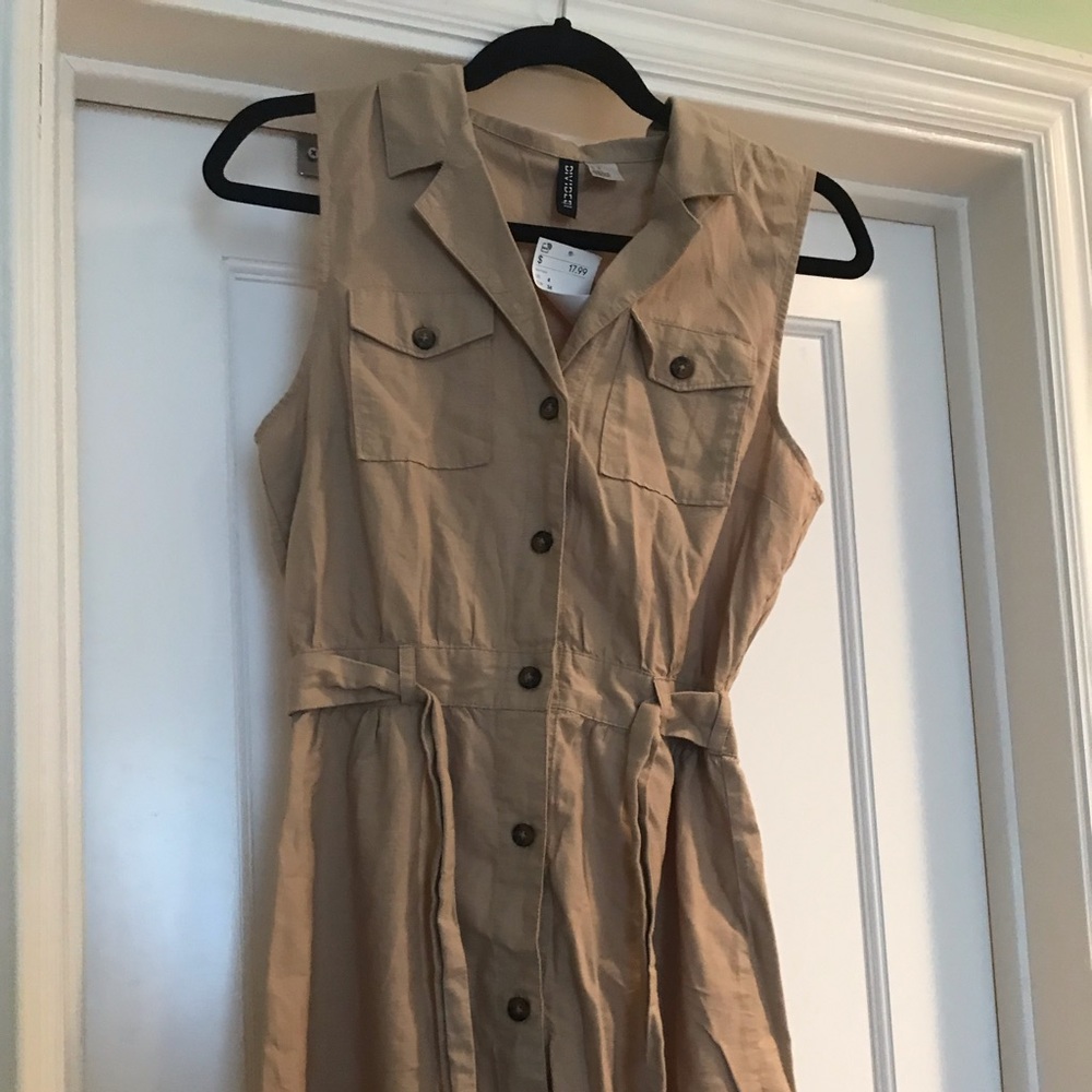 Sleeveless button down dress with tie